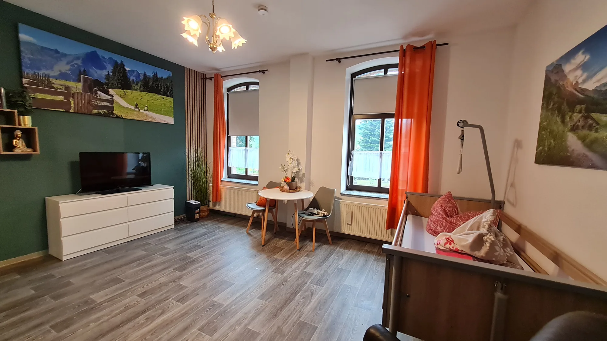Eingerichtetes Bewohnerzimmer mit Sitzecke